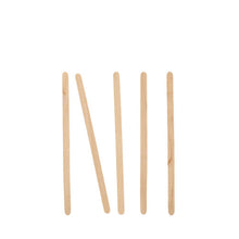 Fem PAPSTAR rörpinnar trä "pure" (11 cm) från PAPSTAR GmbH, miljövänliga och stabila, är vertikalt arrangerade på vit bakgrund, där den andra pinnen lutar åt vänster; en enkel display av hållbara träpinnar. Viklåda med 1000 stycken.