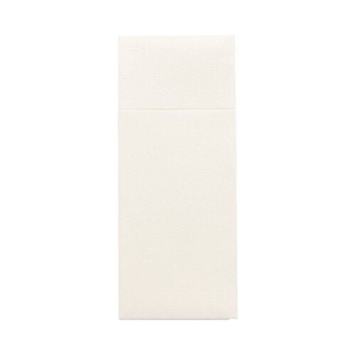 Bilden visar ett rektangulärt, krämfärgat Starpak 100 bestickfickor-kuvert av slitstarkt Airlaid-material (40 x 33 cm) med bestickvikning – på grund av det eleganta utseendet idealiskt för användning i gastronomi.