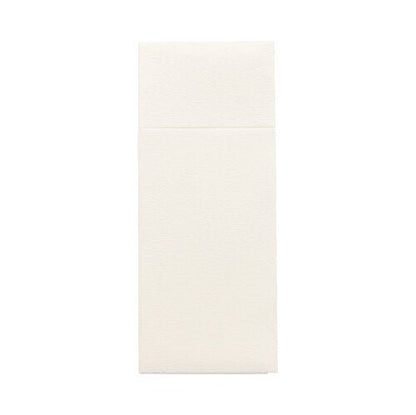 Bilden visar ett rektangulärt, krämfärgat Starpak 100 bestickfickor-kuvert av slitstarkt Airlaid-material (40 x 33 cm) med bestickvikning – på grund av det eleganta utseendet idealiskt för användning i gastronomi.