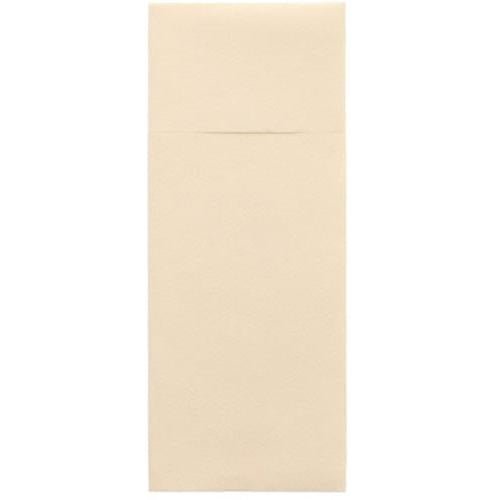 På en vit bakgrund ligger ett stängt, ljusbeige Starpak 100 bestickfickor, Airlaid 40 x 33 cm med bestickvikningskuvert, kanten på den rektangulära fliken är diskret synlig upptill.