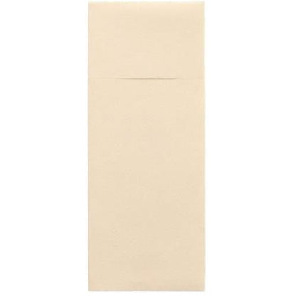 På en vit bakgrund ligger ett stängt, ljusbeige Starpak 100 bestickfickor, Airlaid 40 x 33 cm med bestickvikningskuvert, kanten på den rektangulära fliken är diskret synlig upptill.