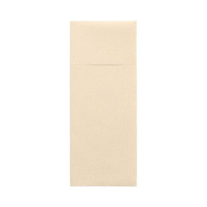 Ett beigefärgat, rektangulärt Starpak 100 bestickfickor Airlaid-kuvert (40 x 33 cm med bestickvikning), fotograferat mot en vit bakgrund, liknar de som används elegant i restauranger.