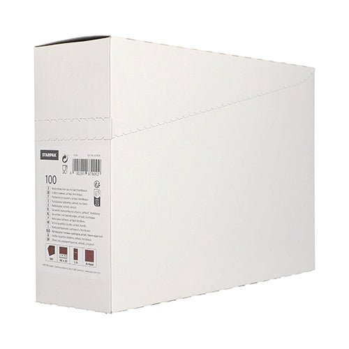En Starpak 100 bestickfickor Airlaid-låda (40 x 33 cm) står upprätt med delvis öppet lock och ger utsikt över en etikett med text, symboler och streckkoder. Används ofta i restauranger för att organisera bestickfickor mot en enkel vit bakgrund.