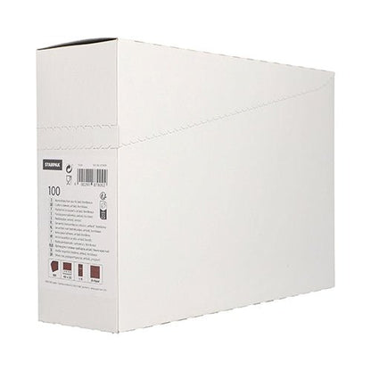 En Starpak 100 bestickfickor Airlaid-låda (40 x 33 cm) står upprätt med delvis öppet lock och ger utsikt över en etikett med text, symboler och streckkoder. Används ofta i restauranger för att organisera bestickfickor mot en enkel vit bakgrund.