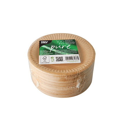 En stapel runda, ljusbruna PAPSTAR 100 tallrikar papper "pure" från PAPSTAR GmbH. Den översta papptallriken visar en grön etikett med produktdetaljer, streckkod och FSC-certifierade symboler mot en vit bakgrund.