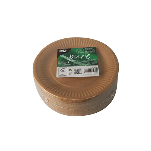 En stapel bruna, runda PAPSTAR 100 tallrikar "pure" av papper med grön etikett från PAPSTAR GmbH visar varumärke och miljövänlig information; de FSC-certifierade tallrikarna är snyggt arrangerade mot en vit bakgrund.