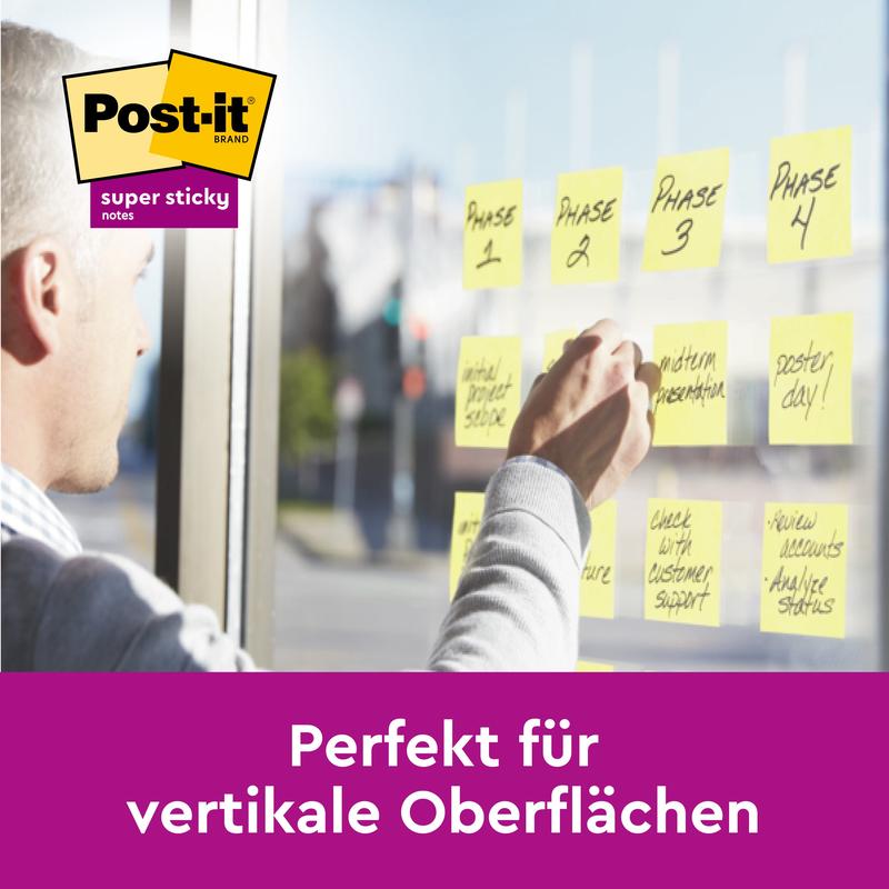 En person fäster Post-it® Super Sticky Notes, 76 mm x 76 mm, 90 blad/block från 3M Deutschland GmbH på ett glasfönster. Texten under lyder: "Perfekt för vertikala ytor.