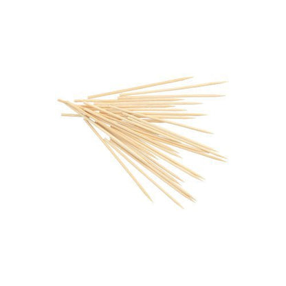 En hög PAPSTAR fingerfood-spett av bambu "pure", 10 cm, Ø 2,5 mm (1000 stycken) från PAPSTAR GmbH utspridda på vit bakgrund.