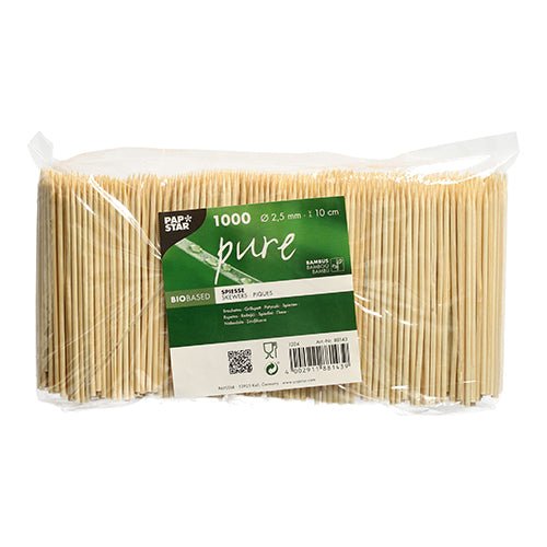 Ett inplastat paket med 1.000 PAPSTAR fingerfood-spett av bambu "pure", 10 cm x 2,5 mm, från PAPSTAR GmbH. Vit-grön etikett med streckkod. Perfekt som hållbara fingerfood-spett för fester och evenemang.