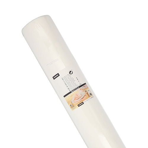 Den tyg-liknande Starpak-bordsduken (Airlaid 20 m x 1,2 m) imponerar med sitt tyg-liknande utseende och ger en högkvalitativ känsla; etiketten visar produktdetaljer och en bild av händer som arbetar med deg.