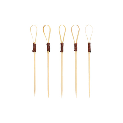 Fyrtio PAPSTAR Fingerfood-plockare 10 cm "Loop" Cocktail Picks från PAPSTAR GmbH, idealiska för snacks och fingerfood, kännetecknas av en unik loop-design med mörkbruna lindade sektioner som är upprätt arrangerade mot en enkel vit bakgrund.