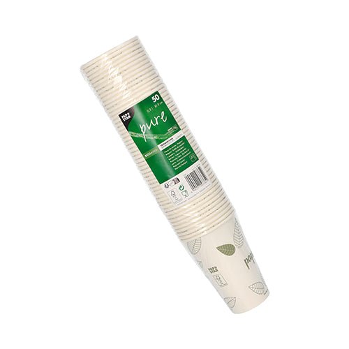 De PAPSTAR 50 drickmuggar, papp "pure" "ZERO" från PAPSTAR GmbH är förpackade i klar plast med grön etikett och kännetecknar biologiskt nedbrytbara muggar med enkelt bladmotiv av hållbara material.