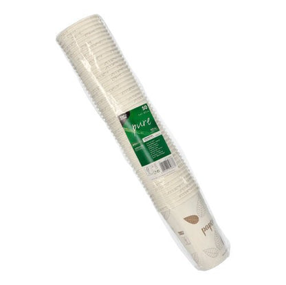 En stapel PAPSTAR "pure ZERO" papp-dryckesbägare (50 stycken), vit med bladmönster, förpackad i klar plast och med grön etikett - av hållbara, biologiskt nedbrytbara material från PAPSTAR GmbH.
