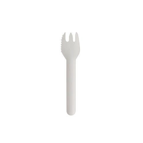 Ett paket med 100 vita PAPSTAR kak- och snackgafflar "pure" (12,7 cm, tandade) från PAPSTAR GmbH, isolerade på vit bakgrund.