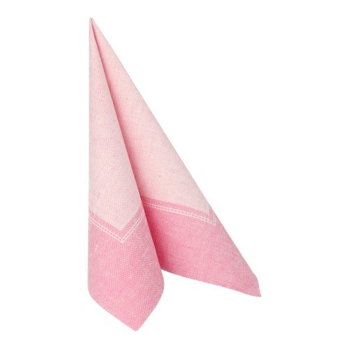 Eine gefaltete PAPSTAR 50 Servietten "ROYAL Collection" 1/4-Falz 40 x 40 cm rosa Serviette der PAPSTAR GmbH, rosa mit hellerem Rand, steht aufrecht auf weißem Grund.