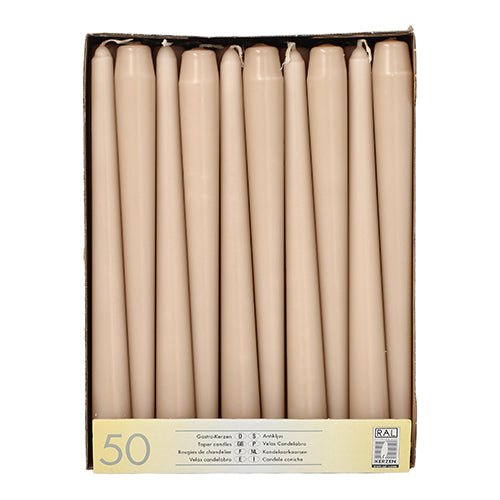 En kartong med Starpak 50 ljus (Ø 2,2 cm - 25 cm), ordnade upprätt i en rad, med en nedre etikett med "50 stycken", flerspråkig text och en anmärkning om den långa brinntiden.