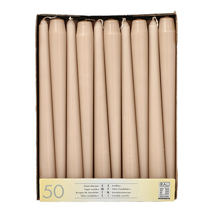 En kartong med Starpak 50 ljus (Ø 2,2 cm - 25 cm), ordnade upprätt i en rad, med en nedre etikett med "50 stycken", flerspråkig text och en anmärkning om den långa brinntiden.