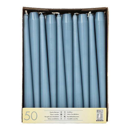 En kartong med 50 Starpak kronljus (Ø 2,2 cm - 25 cm), som är upprätt ordnade i rader, med en etikett på framsidan som anger de tekniska specifikationerna och den långa brinntiden för längre användning.