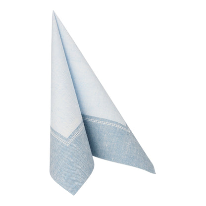 Den blå, tyg-liknande servetten från "ROYAL Collection" av PAPSTAR (40 x 40 cm, 1/4-vikning) är prydligt upprätt, har en definierad kant och en något mörkare blå kant. 50-pack från PAPSTAR GmbH.