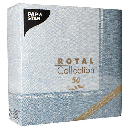 Den kvadratiska förpackningen PAPSTAR 50 servetter "ROYAL Collection" 1/4-vikning 40 x 40 cm blå från PAPSTAR GmbH imponerar med ett ljusblått strukturmönster, gyllene och vita bokstäver och ett gyllene diagonalt band med texten "50 lyxiga papperservetter".