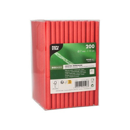 En genomskinlig plastlåda med 200 röda PAPSTAR cocktail sugrör (papperssugrör, Ø7 mm, 15 cm) från PAPSTAR GmbH, med en grön-vit etikett med produktinformation, streckkod och "Cocktail Sugrör" - ett miljövänligt val för dina drycker.