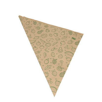 Ett trekantigt brunt kraftpappersark från serien "1000 spetsstrutar Frukt & Grönsaker" från PAPSTAR GmbH med gröna streckteckningar av frukt, grönsaker och blad på enkel vit bakgrund.