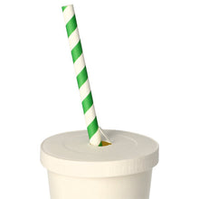 I PAPSTAR locket för dryckesbägare, rund Ø 8 cm, vitt, kartong | folie (50 stycken) från PAPSTAR GmbH sätts ett grön-vitt randigt papperssugrör på en vit engångsbägare, som står framför en enkel vit bakgrund.