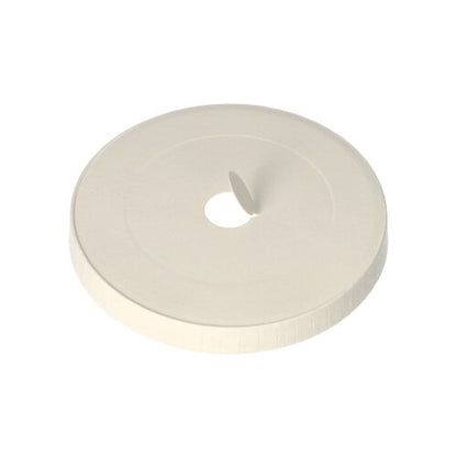 En rund, vit PAPSTAR GmbH-lock för dricksmuggar (Ø 9 cm, kartong/folie, 50 stycken) med ett litet hål i mitten och en delvis skalad ände synlig ovanpå.