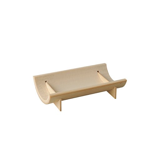 En liten, ljus träställning med svängd baksida och två ben, idealisk för presentation av föremål som böcker eller PAPSTAR fingerfood-skålar av bambu "pure" fyrkantiga 10x5,7 cm (5 stycken) från PAPSTAR GmbH vid miljövänliga evenemang.
