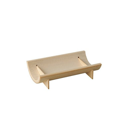 En liten, ljus träställning med svängd baksida och två ben, idealisk för presentation av föremål som böcker eller PAPSTAR fingerfood-skålar av bambu "pure" fyrkantiga 10x5,7 cm (5 stycken) från PAPSTAR GmbH vid miljövänliga evenemang.