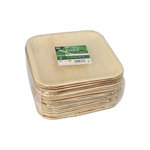 En stapel PAPSTAR 25 tallrikar, Palmblad "pure" från PAPSTAR GmbH är insvept i plastfolie, på den övre tallriken sitter en grön-vit produktetikett.