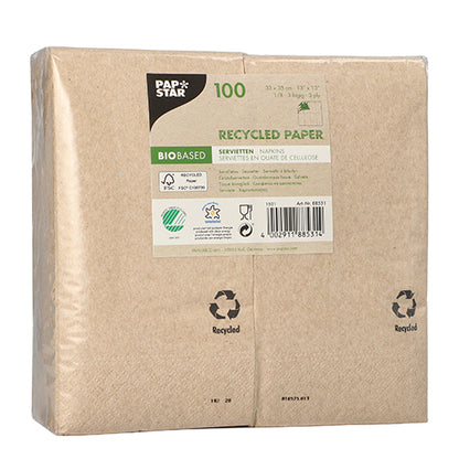 Eine Packung mit 100 PAPSTAR GmbH Servietten, 3-lagig, 33x33 cm, natur, aus recyceltem Papier in Folie. Biobasiert und umweltfreundlich mit mehrsprachiger Produktinformation und Recycling-Symbolen auf der Verpackung.