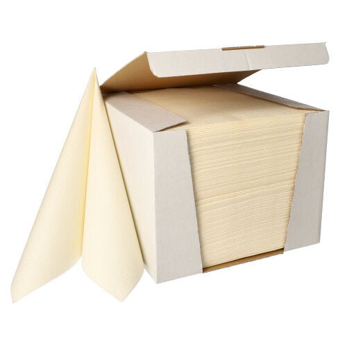 I en vit kartong från PAPSTAR I GmbH:s utställning visas 100 servetter ur ”ROYAL Collection” i formatet 40 x 40 cm (1/4-vikning). Två beige servetter är delvis utdragna framtill, vilket framhäver deras högkvalitativa material.
