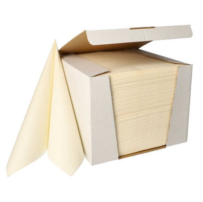 I en vit kartong från PAPSTAR I GmbH:s utställning visas 100 servetter ur ”ROYAL Collection” i formatet 40 x 40 cm (1/4-vikning). Två beige servetter är delvis utdragna framtill, vilket framhäver deras högkvalitativa material.
