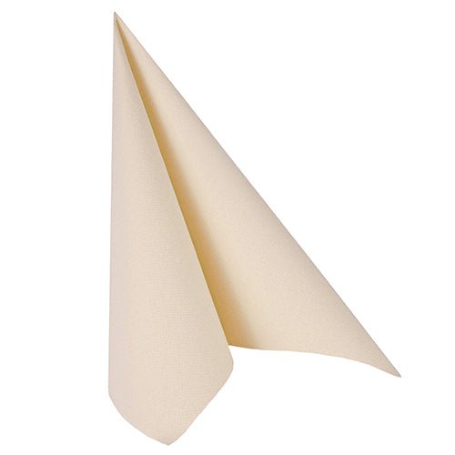 En enda beige PAPSTAR 100 servetter ”ROYAL Collection” (40x40 cm, 1/4-vikning) från märket PAPSTAR GmbH är vikt till en upprättstående triangel och står på en vit bakgrund.