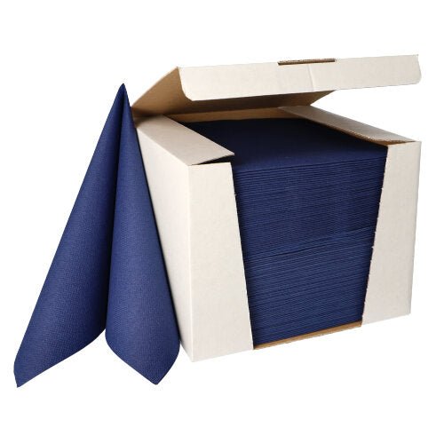 I en öppen kartong ligger en stapel vikta marinblå PAPSTAR 100 servetter ”ROYAL Collection”, 1/4-vikta, 40x40 cm, från PAPSTAR GmbH, tillverkad av högkvalitativt material, där två servetter sticker upp ur kartongen.