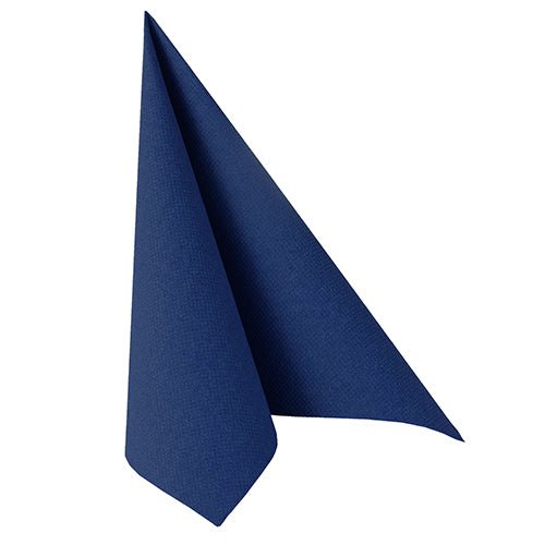 En enda mörkblå PAPSTAR 100 servetter ”ROYAL Collection” 1/4-vikning (40x40 cm) Servett från PAPSTAR GmbH är vikta upprätt i en triangulär, tältliknande form mot en enkel vit bakgrund.
