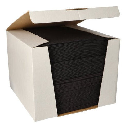 I en öppen låda finns 100 snyggt förpackade svarta pappersservetter, PAPSTAR ”ROYAL Collection” 1/4-vik (40x40 cm), från PAPSTAR GmbH, tillverkad av högkvalitativt material som ger en elegant touch.