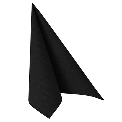 En enda svart PAPSTAR 100 servetter ”ROYAL Collection” (1/4-vikning, 40x40 cm) från PAPSTAR GmbH är vertikalt vikt och står upprätt mot en enkel vit bakgrund, vilket framhäver det högkvalitativa materialet i de lyxiga servetterna.