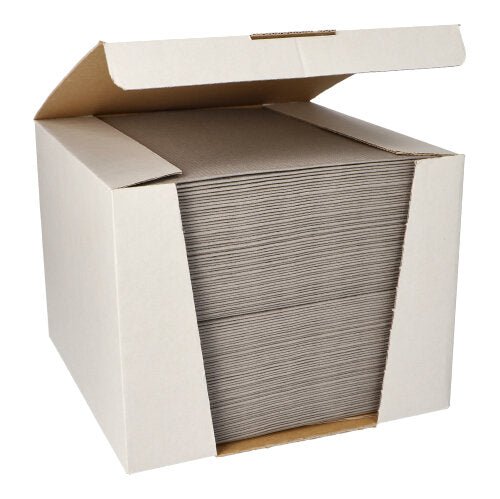 En öppen kartong med 100 PAPSTAR Servetter ”ROYAL Collection”, 1/4-vikta, 40 x 40 cm från PAPSTAR GmbH, tillverkade för hållbarhet och kvalitet – perfekta för alla sammanhang där man söker servetter av högsta kvalitet.