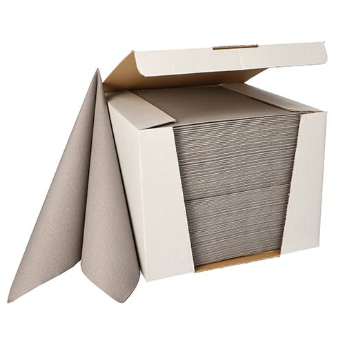 En öppnad förpackning med 100 PAPSTAR Servetter ”ROYAL Collection”, 1/4-vikta, 40 cm x 40 cm från PAPSTAR GmbH visar upp bruna servetter, varav en är delvis utdragen för att framhäva det högkvalitativa materialet, texturen och tjockleken.