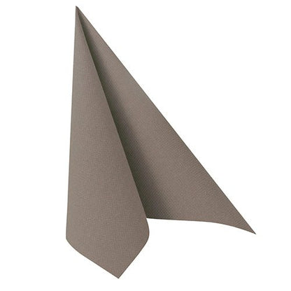 En enskild PAPSTAR 100 servetter ”ROYAL Collection”, 1/4-vikta, 40x40 cm, servett av PAPSTAR GmbH är vikt till en triangel mot en enkel vit bakgrund och visar därmed upp sitt högkvalitativa material.