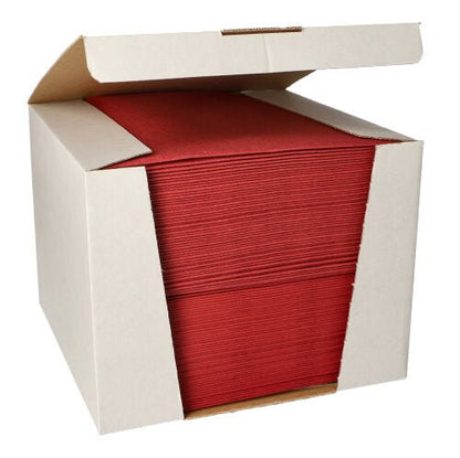 I en öppen förpackning av PAPSTAR I GmbH-lokalen finns 100 röda servetter (40x40 cm) med 1/4-vikning från ”ROYAL Collection” utställda, elegant arrangerade med en utskuren framsida för att visa upp det högkvalitativa materialet.