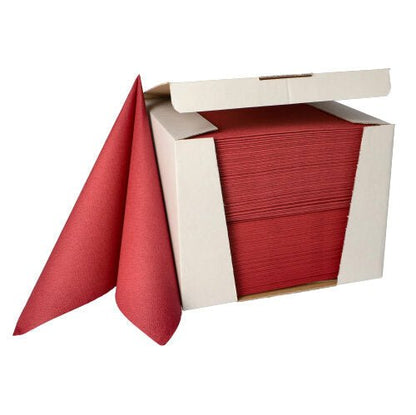 En stapel PAPSTAR 100 servetter ”ROYAL Collection”, 1/4-vikta, 40 cm x 40 cm, av PAPSTAR GmbH dras delvis ut ur en öppen vit förpackningskartong.