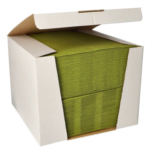 En öppnad förpackning med 100 servetter av PAPSTAR GmbH ”ROYAL Collection”, 1/4-vikning, 40 cm x 40 cm, där de övre och främre delarna är öppna för att visa upp premiumservetterna.