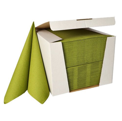 En kartong med 100 PAPSTAR Servetter ”ROYAL Collection”, 1/4-vikta, 40x40 cm från PAPSTAR GmbH, med gröna servetter av högkvalitativt material; två av dem har delvis lossnat och står upprätt bredvid lådan.