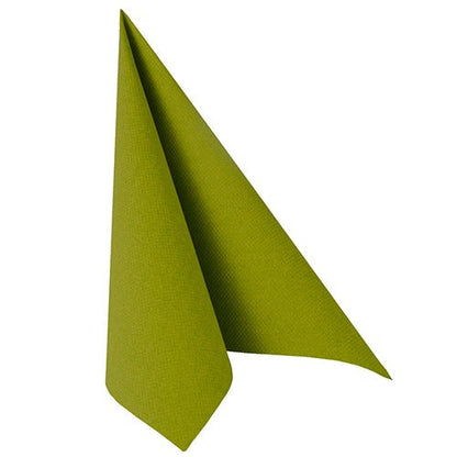 En enskild PAPSTAR 100 servetter ”ROYAL Collection”, 1/4-vikta, 40 cm x 40 cm, servett från PAPSTAR GmbH är vikat i en hög, triangulär form mot en vit bakgrund, vilket framhäver det högkvalitativa materialet och ger en elegant touch.