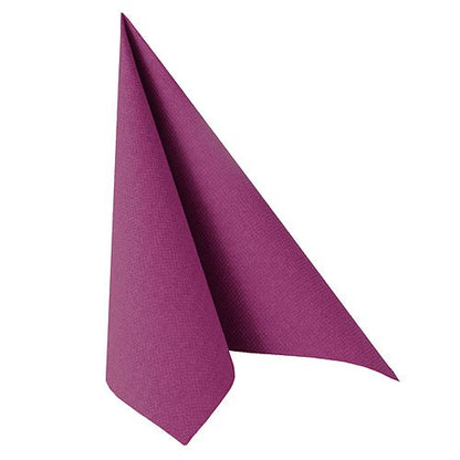 En enskild PAPSTAR-Servett ”ROYAL Collection” (40 x 40 cm, 1/4-vikning) från PAPSTAR GmbH står upprätt på en plan yta och är fackmannamässigt vikt till en slät, triangulär kon med skarpa kanter.
