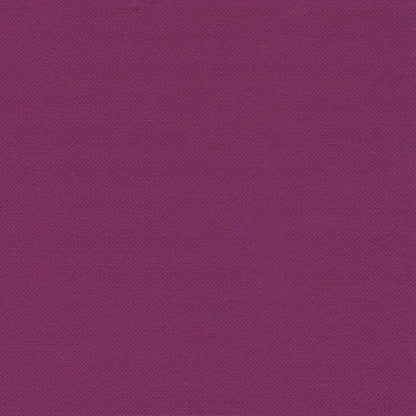 En närbild av den strukturerade, tygliknande ytan på 100 PAPSTAR Servetter ”ROYAL Collection”, 1/4-vikta, 40 cm x 40 cm från PAPSTAR GmbH, i en djup magenta – perfekt för lyxiga servetter.