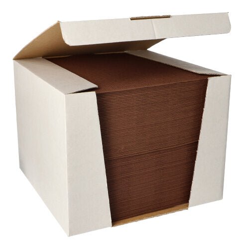En stor hög PAPSTAR 100 servetter ”ROYAL Collection” med 1/4-vikning (40 cm x 40 cm) från PAPSTAR GmbH avbildas i en öppen vit kartong med flikar som delvis är vikta bakåt.